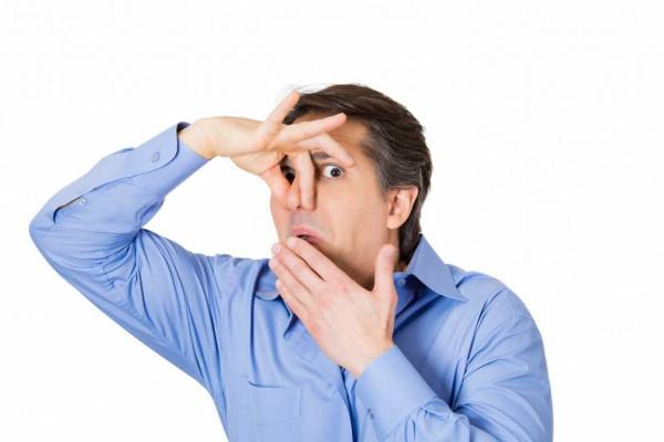 بوی بد دهان نشانه چیست؟