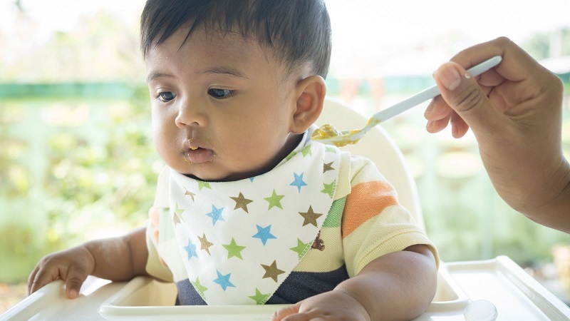 شروع تغذیه نوزاد با غذاهای جامد