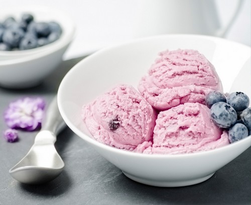 طرز تهیه دو نوع بستنی میوه ای خوشمزه