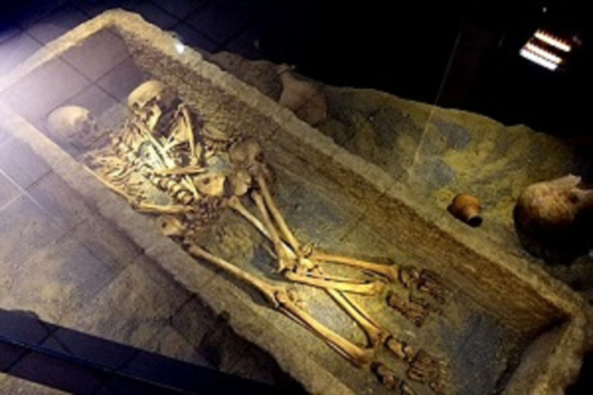 کشف دو اسکلت 1800 ساله زن و مرد همدانی