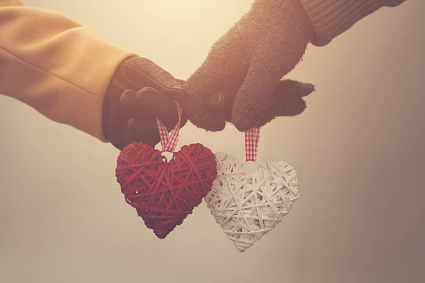 هدیه یا توجه، کدام یک همسر را بیشتر خوشحال می‌کند؟