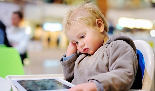 نگاهی به بحران اعتیاد به تلفن همراه در کودکان