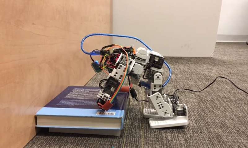 کنترل مشارکتی به روبات اجازه استفاده از دو دست که با هم برای تکمیل وظایف کار کنند را میدهد کنترل مشارکتی به روبات اجازه استفاده از دو دست که با هم برای تکمیل وظایف کار کنند را میدهد