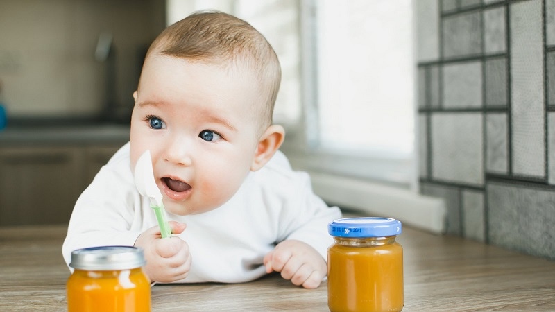 شروع تغذیه نوزاد با غذاهای جامد
