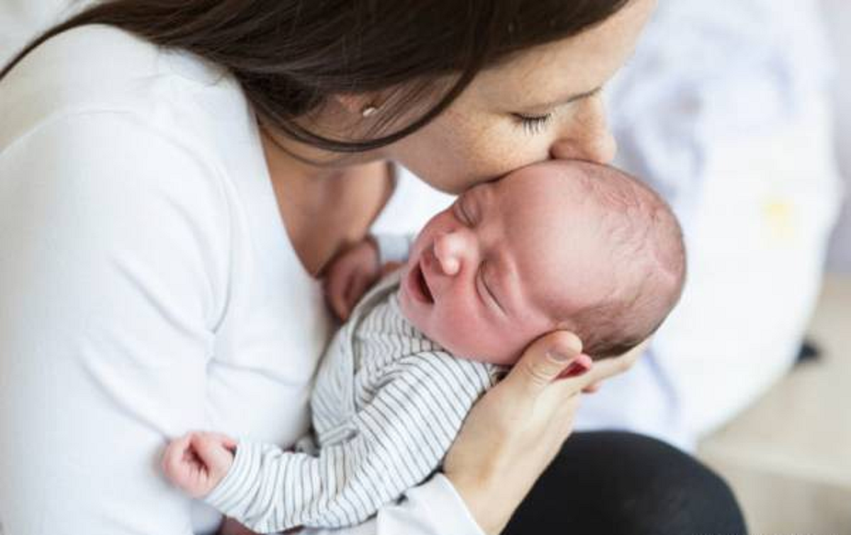 علل و بهترین راه های آرام کردن بی قراری و گریه کودک