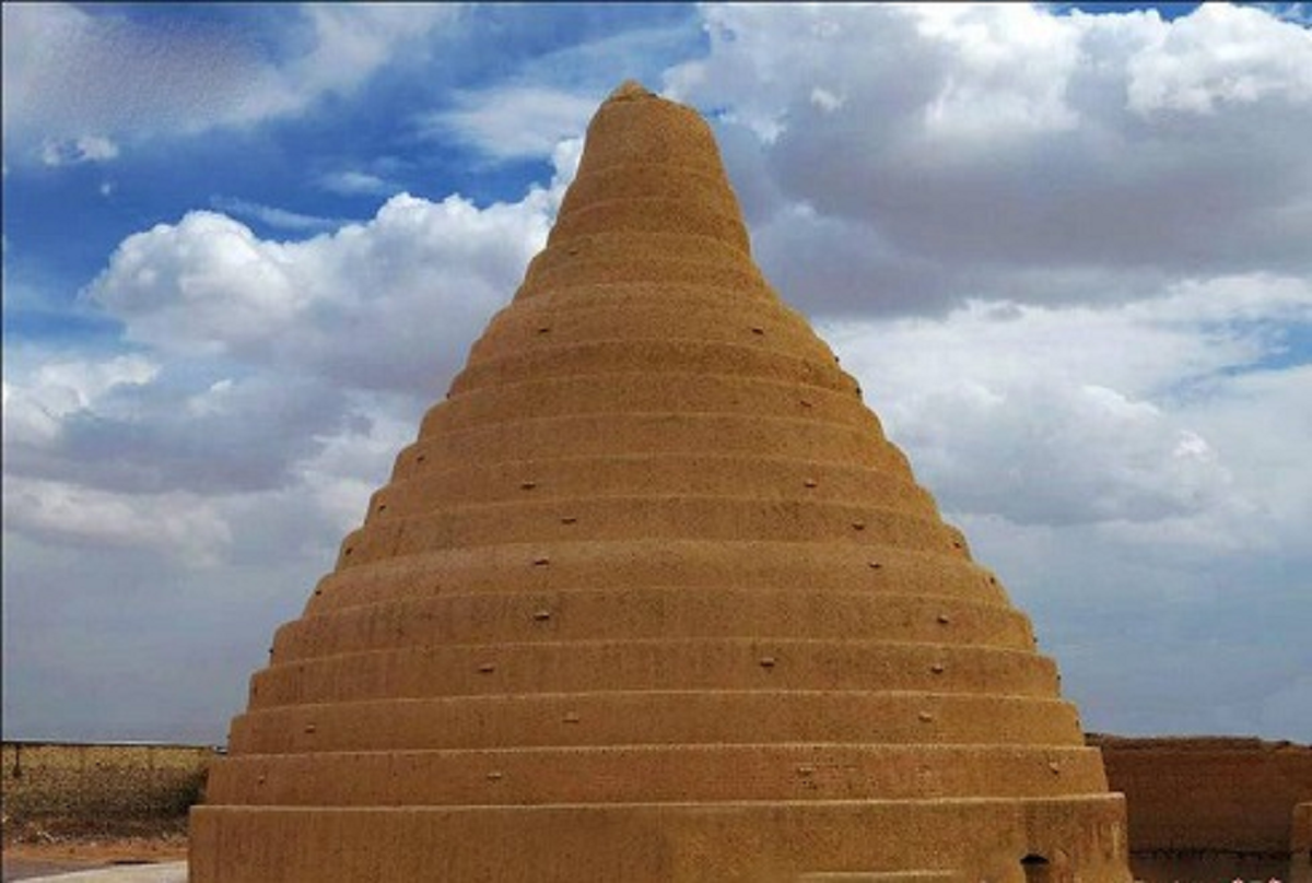 اولین یخچال خشتی در میبد یزد