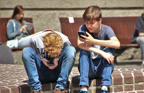 نگاهی به بحران اعتیاد به تلفن همراه در کودکان