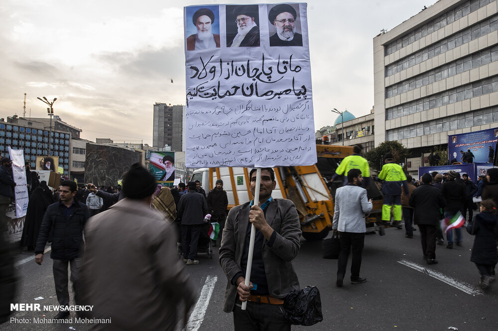 پلاکاردهای جالب مردم در راهپیمایی‌های اخیر علیه آشوب‌گران