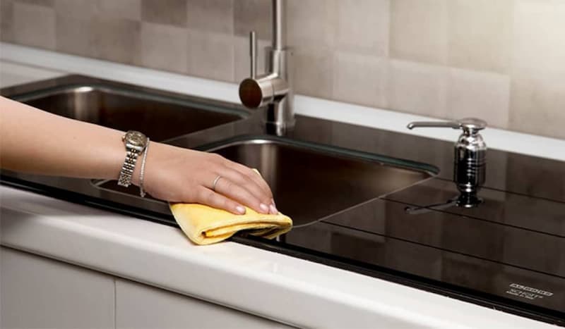 کابینت های از جنس گلاس را چگونه تمیز کنیم