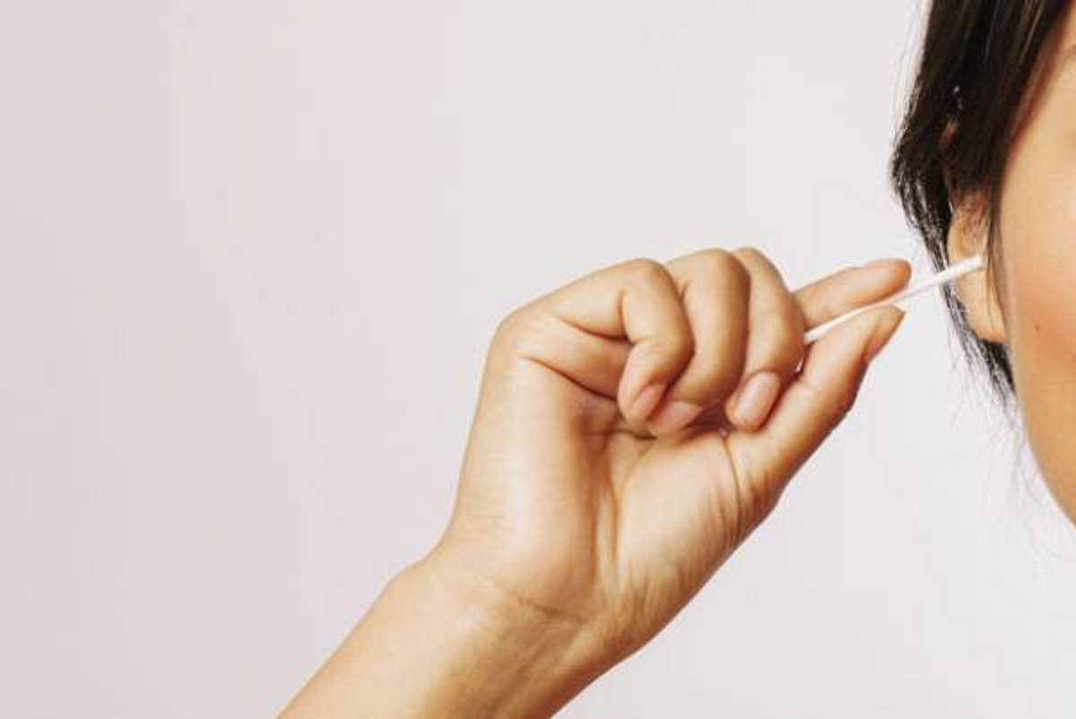 سردرد در ناحیه ی پشت گوش به چه معناست و علائم، علل و درمان آن چیست