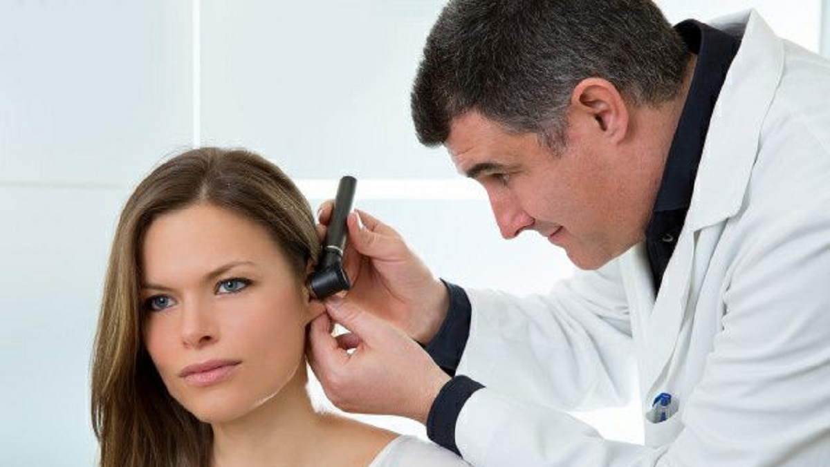 سردرد در ناحیه ی پشت گوش به چه معناست و علائم، علل و درمان آن چیست