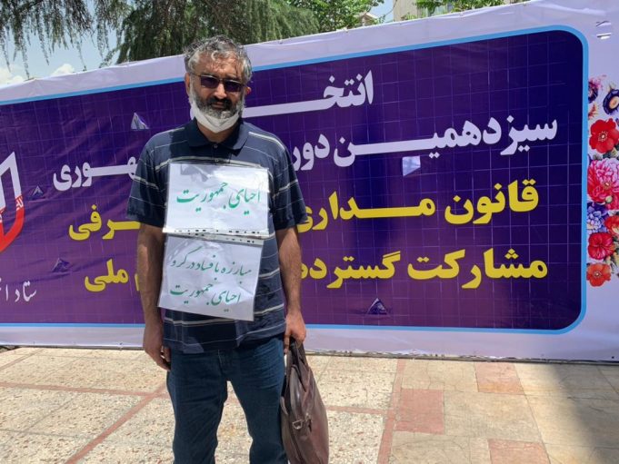 دومین روز ثبت نام انتخابات ریاست جمهوری/ احمدی نژاد، قاسمی و قاضی زاده هاشمی ثبت نام کردند