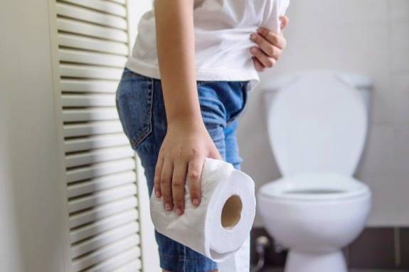 اسهال چیست؟ علت،علائم و انواع روش های درمان و پیشگیری از آن