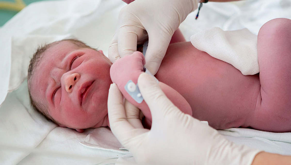 مراحل رشد و تکامل نوزاد از بدو تولد تا دو سالگی