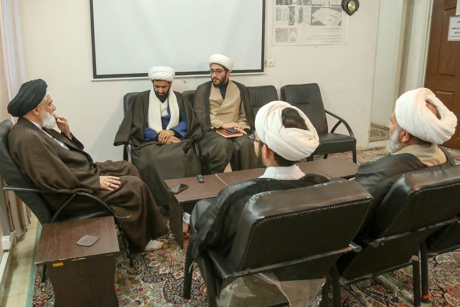 اعضای دفتر مطالعات اسلامی پژوهشگاه فضای مجازی با رئیس بنیاد فقهی مدیریت اسلامی دیدار کردند