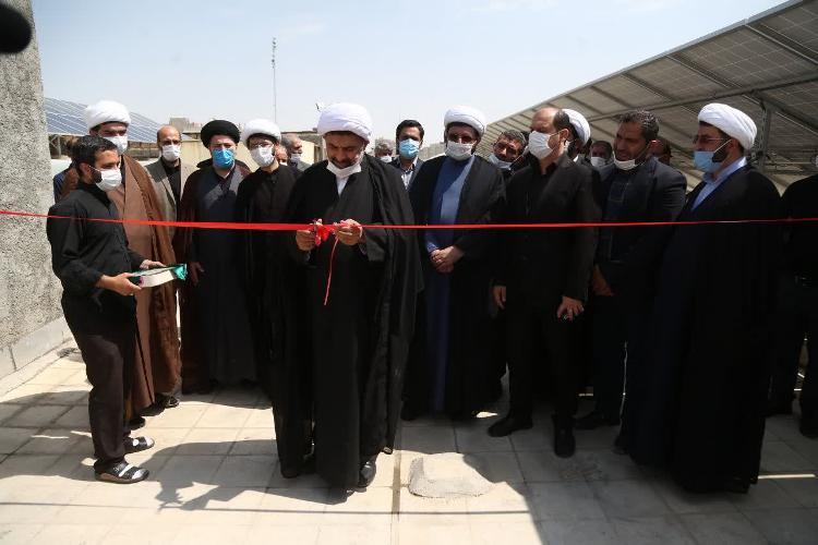 گزارش تصویری از افتتاح نیروگاه های تولید برق خورشیدی بقاع متبرکه استان قم