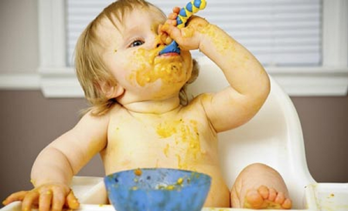 آب و غذای کمکی دادن به نوزاد از چند ماهگی باید شروع شود