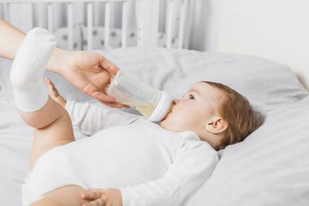 آب و غذای کمکی دادن به نوزاد از چند ماهگی باید شروع شود