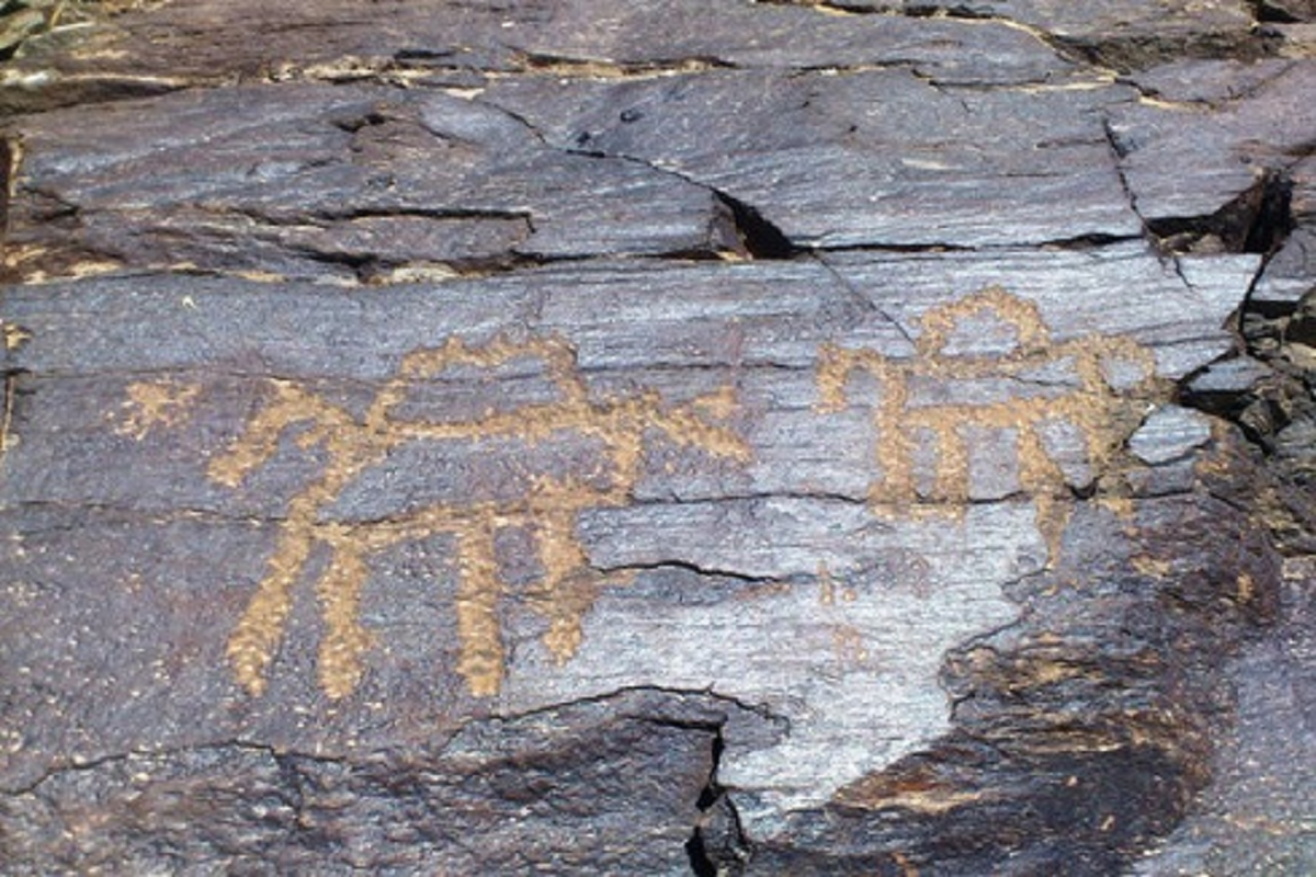 سنگ نگاره های کوه ارنان یکی از جاذبه های تاریخی و دیدنی استان یزد