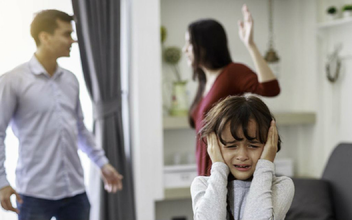 تاثیرات منفی جر و بحث و دعوای والدین مقابل کودکان