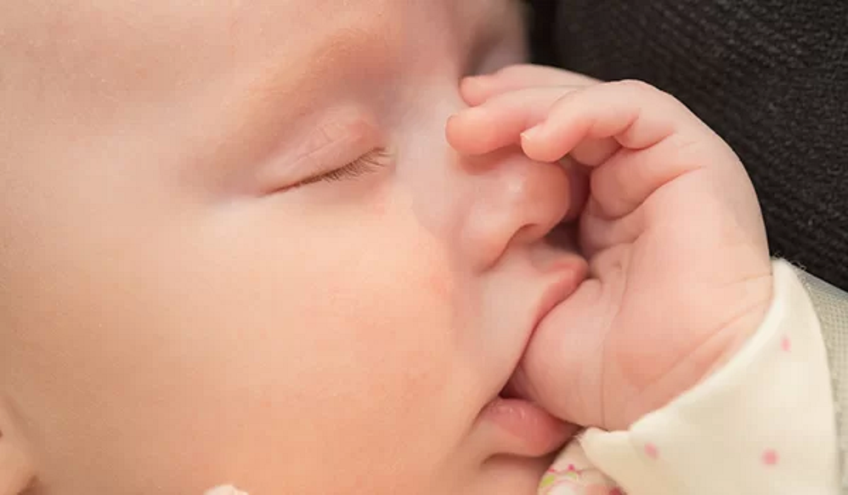 دلایل مکیدن انگشت در کودکان و نکته هایی برای رفع آن