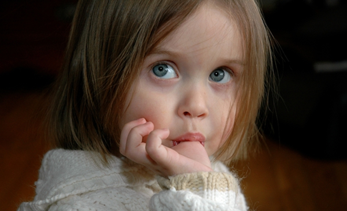 دلایل مکیدن انگشت در کودکان و نکته هایی برای رفع آن