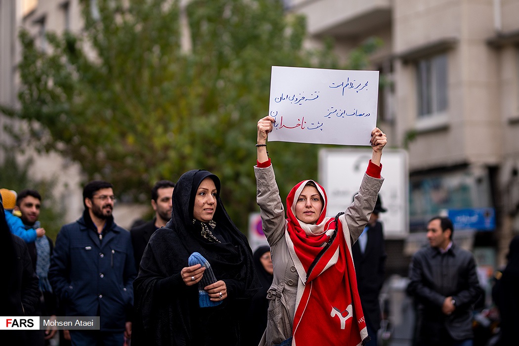 پلاکاردهای جالب مردم در راهپیمایی‌های اخیر علیه آشوب‌گران