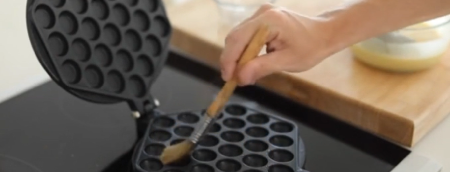 طرز تهیه بستنی تخم کدو با وافل حبابی