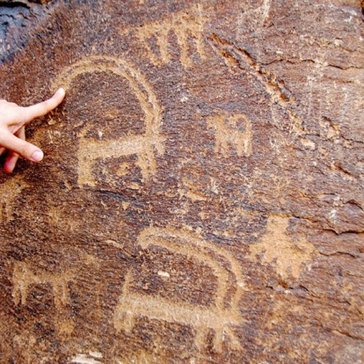 سنگ نگاره های کوه ارنان یکی از جاذبه های تاریخی و دیدنی استان یزد