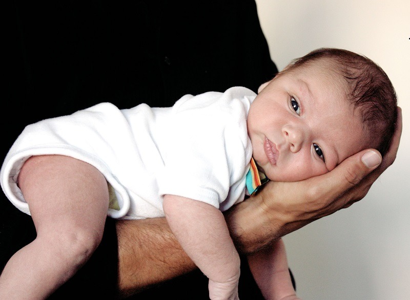 نحوه کمک به نوزاد جهت رفع درد ناشی از نفخ شکم