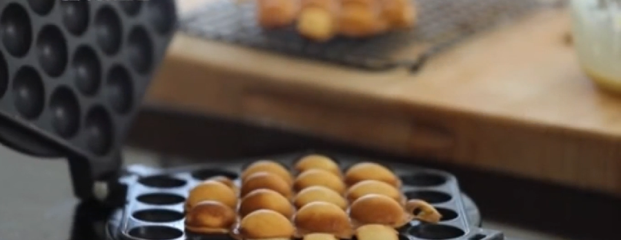 طرز تهیه بستنی تخم کدو با وافل حبابی