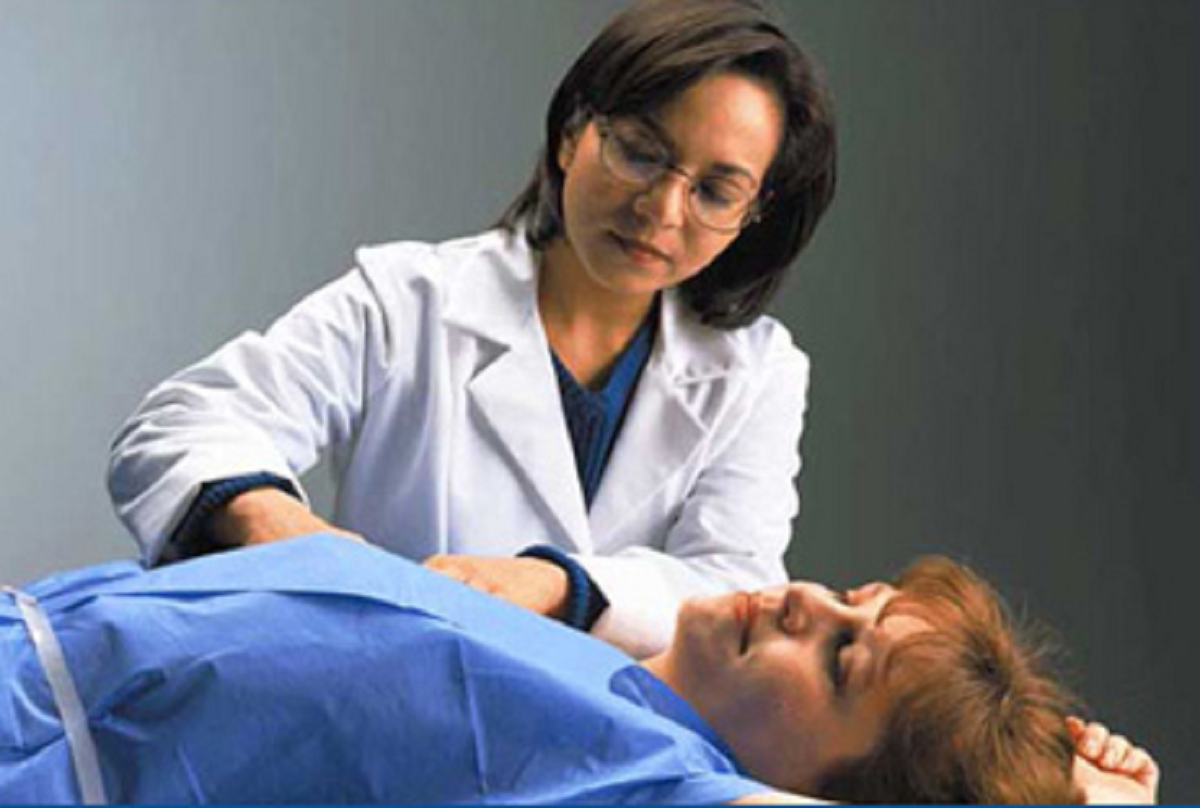 علائم و علت درد سینه در خانمها و روش های درمان آن