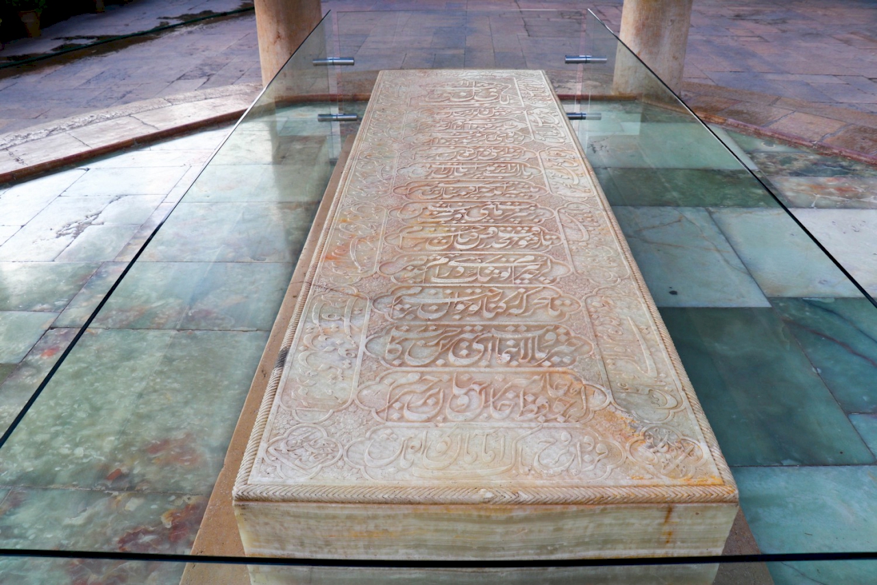 بر سر آنم که که گر ز دست بر آید