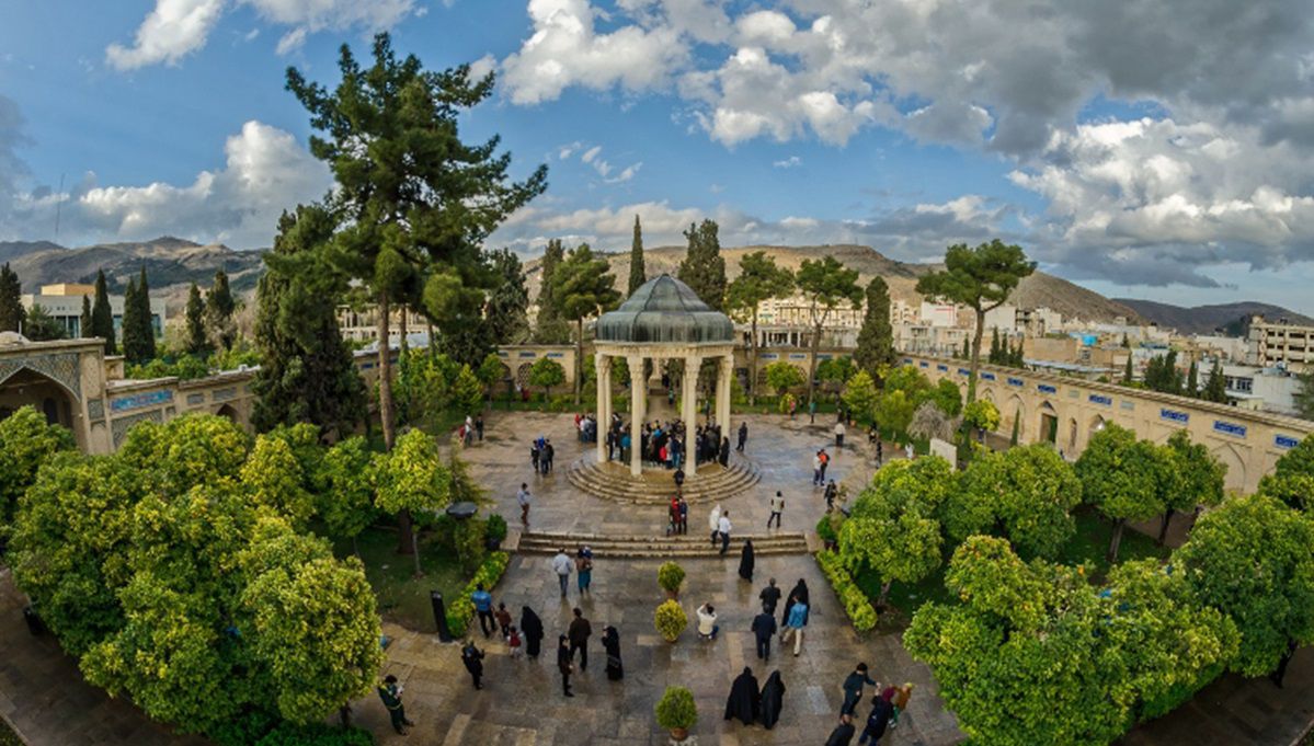 باغبان گر پنج روزی صحبت گل بایدش