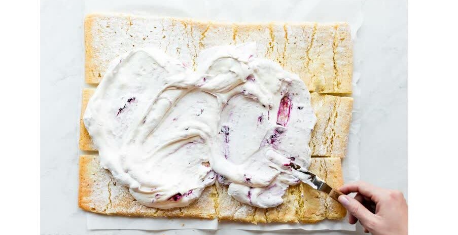 طرز تهیه کیک رولی لیمو و بلوبری