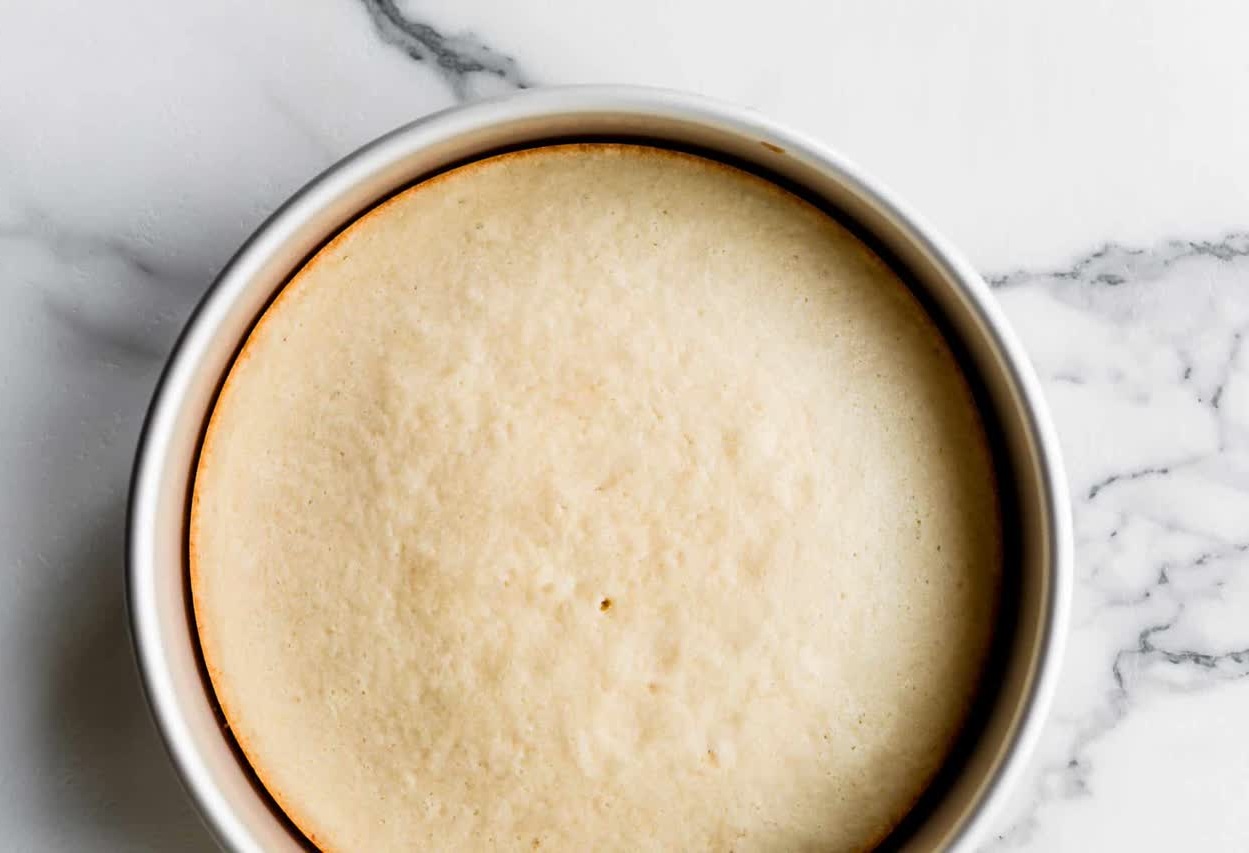 طرز تهیه کیک اسفنجی با تاپینگ خامه و توت فرنگی