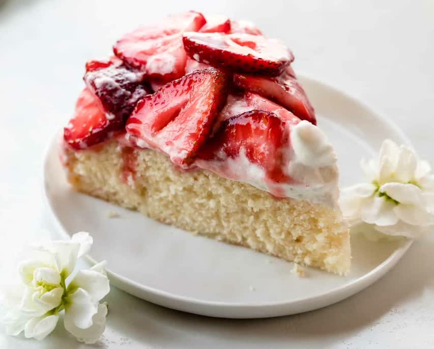 طرز تهیه کیک اسفنجی با تاپینگ خامه و توت فرنگی