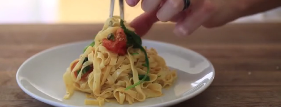 طرز تهیه پاستای تازه خانگی با سس گوجه فرنگی کبابی