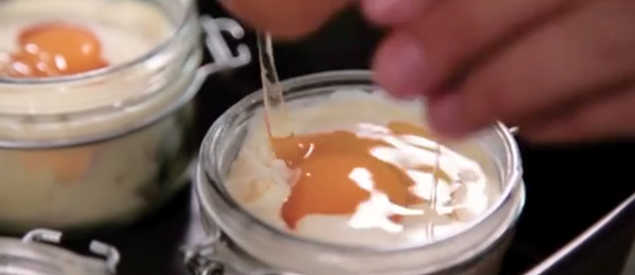 طرز تهیه تخم مرغ پخته شده خامه ای