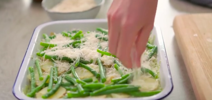 طرز تهیه لازانیای لوبیا سبز و سیب زمینی همراه با سس پستو