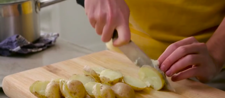 طرز تهیه لازانیای لوبیا سبز و سیب زمینی همراه با سس پستو