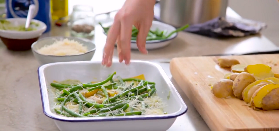 طرز تهیه لازانیای لوبیا سبز و سیب زمینی همراه با سس پستو