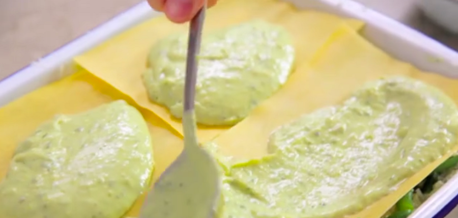 طرز تهیه لازانیای لوبیا سبز و سیب زمینی همراه با سس پستو