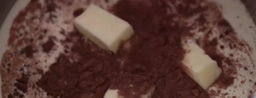 طرز تهیه بستنی موکا بادام با سس شکلاتی