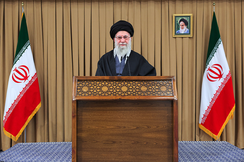 مجموعه تصاویر سخنرانی تلویزیونی رهبر انقلاب خطاب به ملت ایران