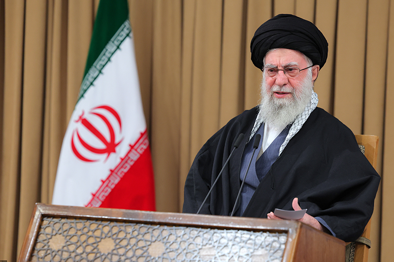 مجموعه تصاویر سخنرانی تلویزیونی رهبر انقلاب خطاب به ملت ایران