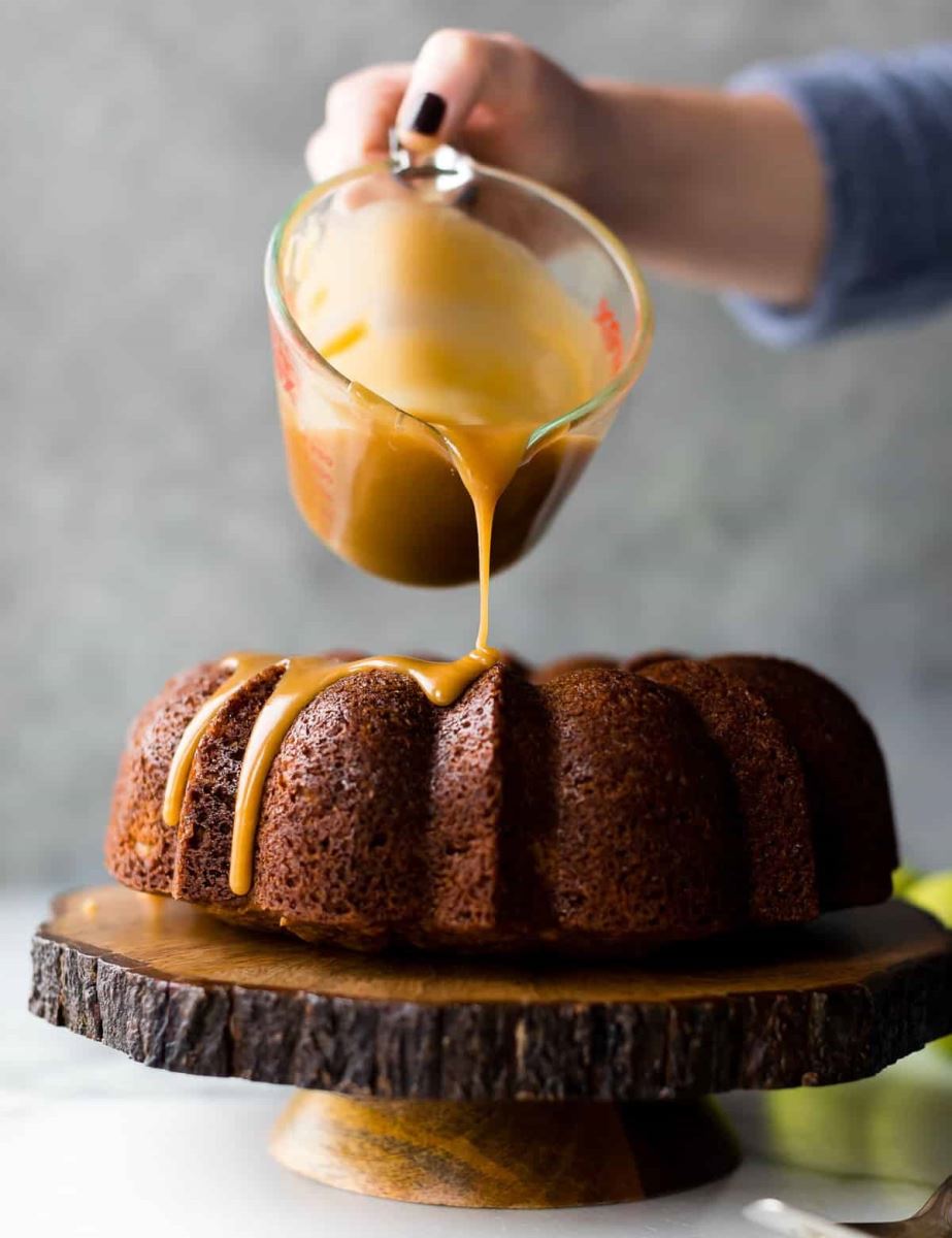 طرز تهیه کیک باندت سیب لعاب دار