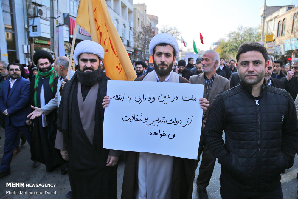 پلاکاردهای جالب مردم در راهپیمایی‌های اخیر علیه آشوب‌گران