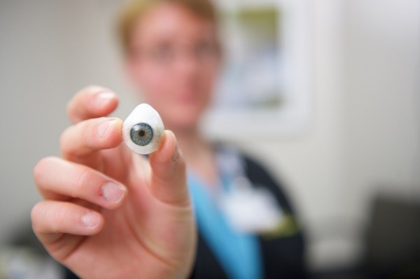 پروتز چشم: نحوه ساخت، قرار دادن، مراقبت و هزینه چشم مصنوعی