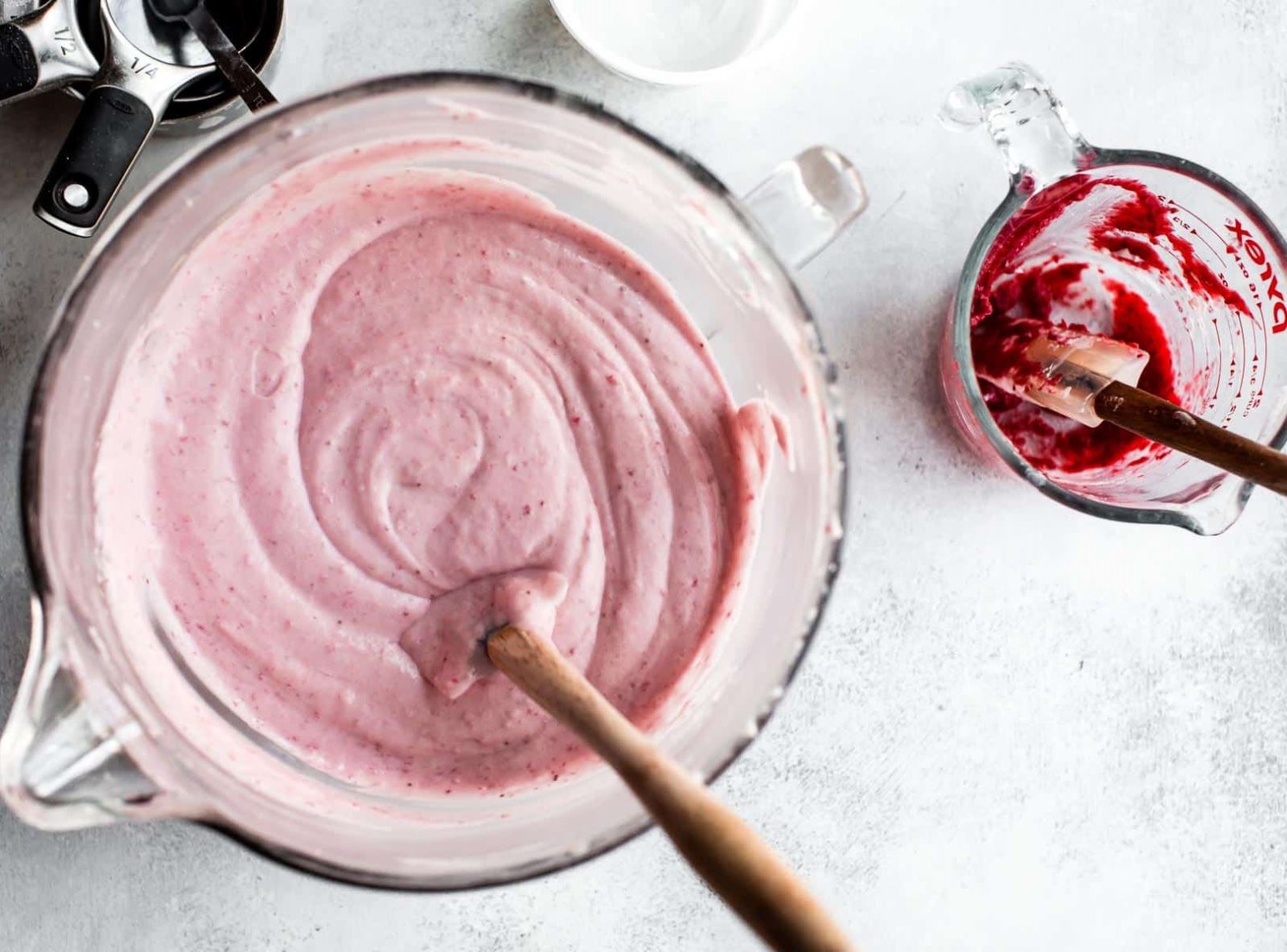 طرز تهیه کیک توت فرنگی خانگی